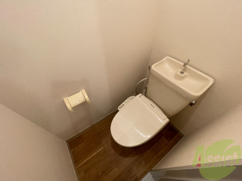 トイレ　温水洗浄便座なので快適に使用できそうですね。