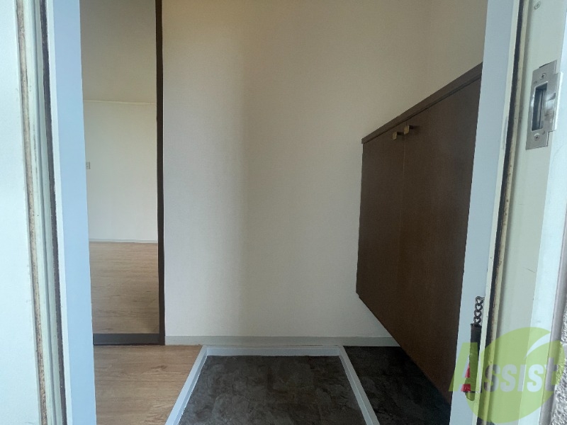 玄関　玄関から撮影しました。敷居が高くなくて安心ですね。