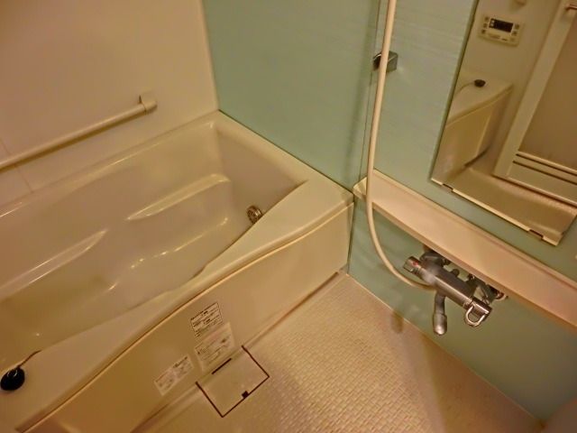 バス・シャワールーム　清潔感のある追炊き機能付お風呂