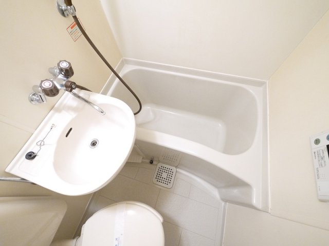 バス・シャワールーム　落ち着いた空間のお風呂です