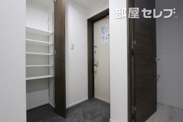 玄関　２０２号室の写真になります。