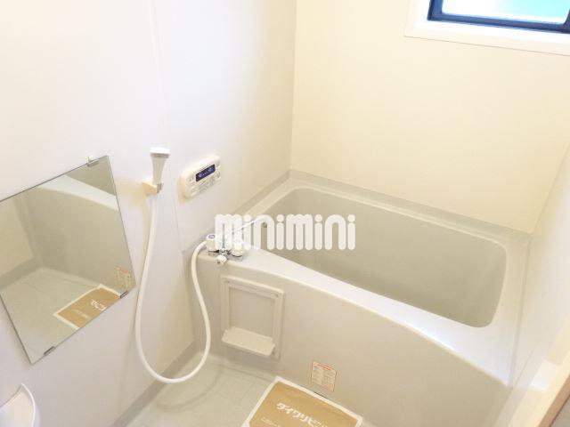 バス・シャワールーム　窓があると換気もできて便利。