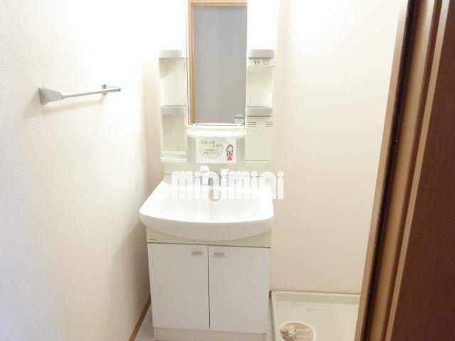 洗面設備　独立したスペースにある洗面台です。