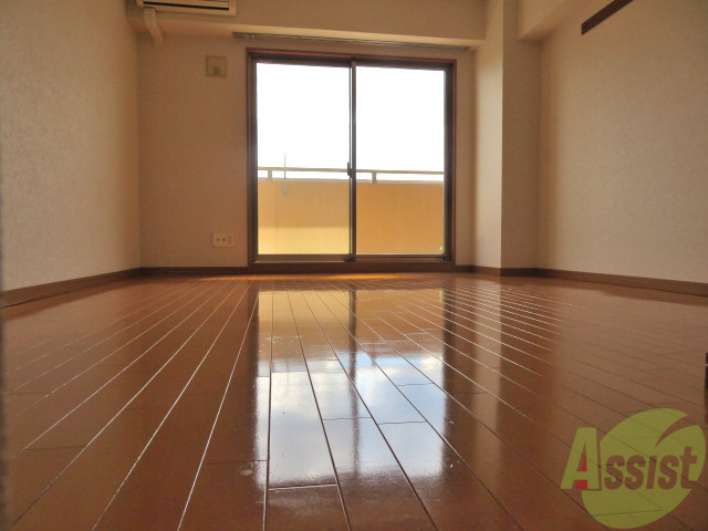 居室・リビング　窓から日差しがたっぷり入る明るいお部屋ですよ。