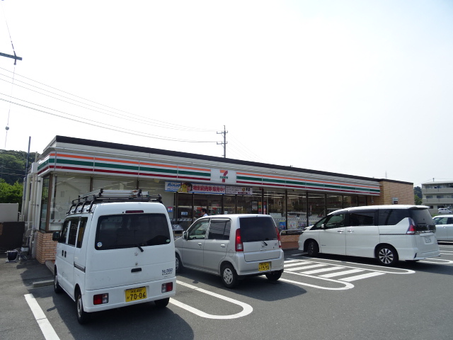 コンビニ　セブンイレブン（コンビニ）まで526m