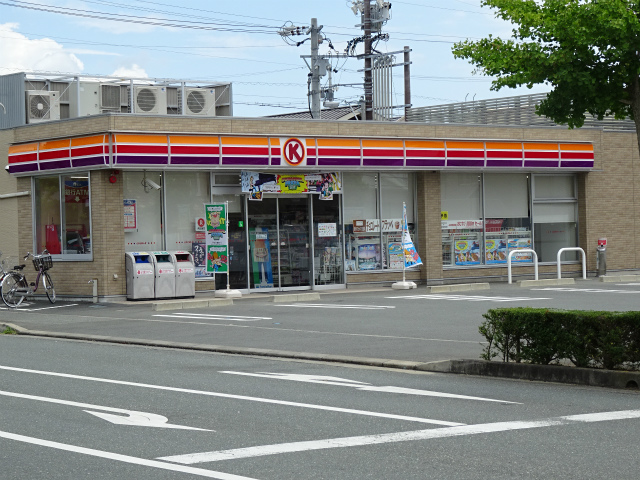 コンビニ　ファミリーマート（コンビニ）まで565m