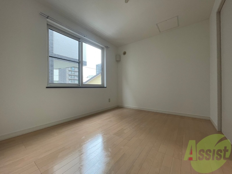 その他部屋・スペース　寝室はこちらです。光が差し込む、温かみのあるお部屋です。