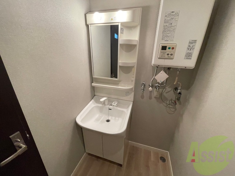 洗面設備　独立洗面台です。大きくてよいですね。シャンプーもできます。