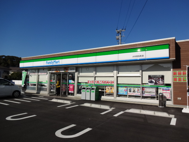 コンビニ　ファミリーマート大村岩松町店（コンビニ）まで303m