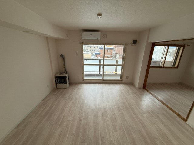 居室・リビング　白を基調と部屋のなっております