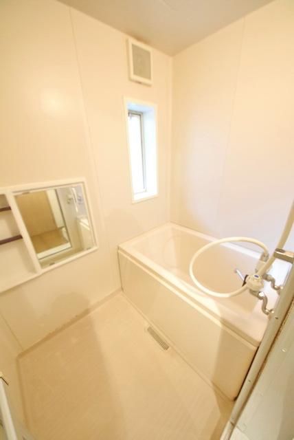 バス・シャワールーム　経済的な都市ガス　窓も付いてます