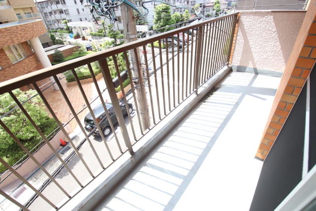 バルコニー　別部屋の写真です。※現状優先