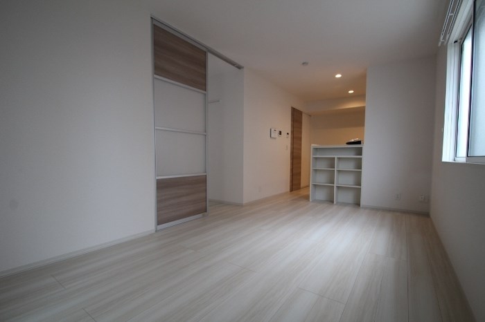 居室・リビング　リビングには小物整理に便利な収納付きです！