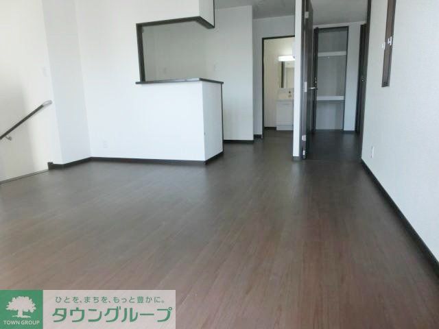 居室・リビング　バルコニー側からの洋室