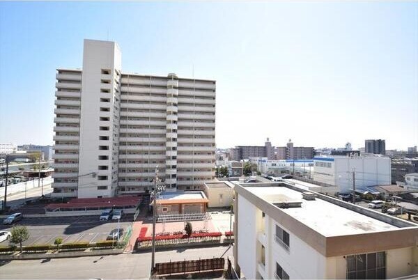 玄関　※写真は同じマンションの違う部屋のものになります。