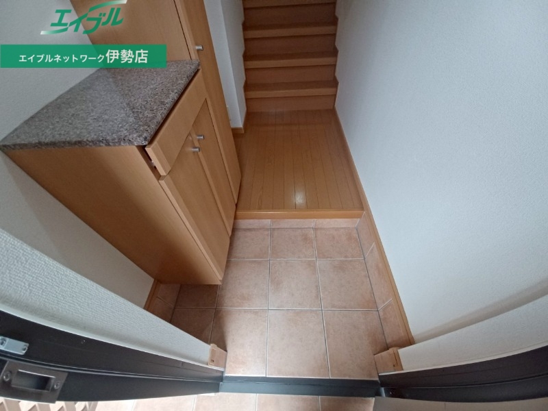 玄関　同物件別部屋のお写真です。