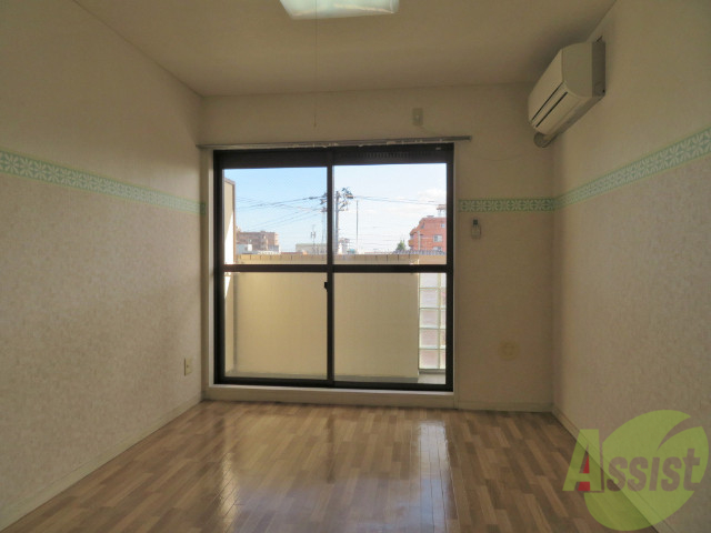 居室・リビング　６帖の洋室です。広々として、きれいですね。