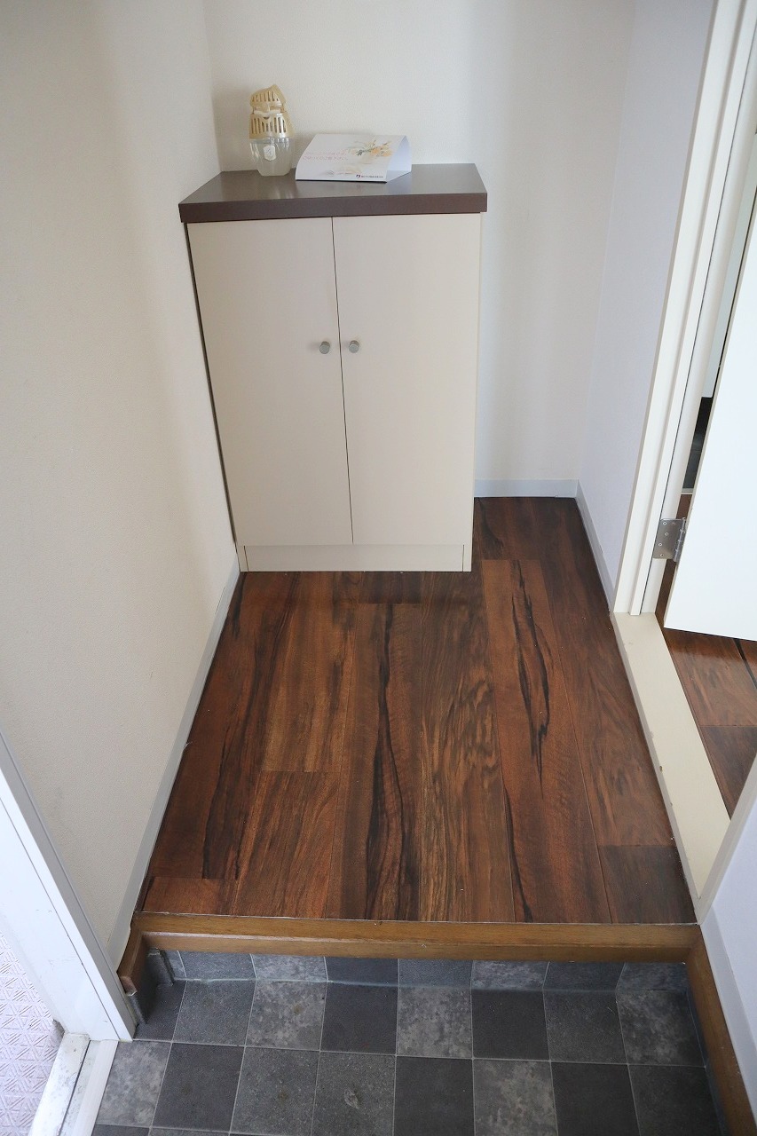 玄関　※参考写真　前回入居時の写真です