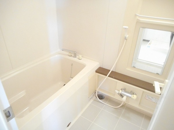 バス・シャワールーム　浴室乾燥機、追い焚き機能付バス！