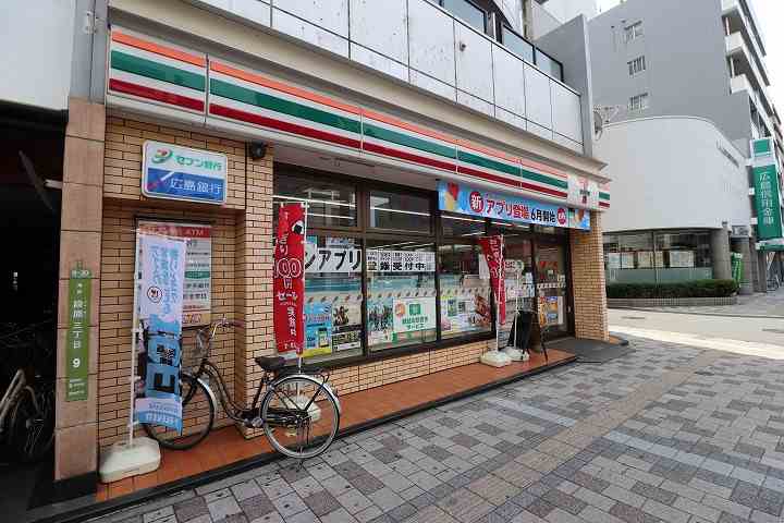 コンビニ　セブンイレブン（コンビニ）まで825m