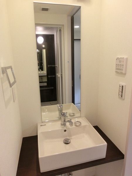 洗面設備　デザイン性の高い洗面台