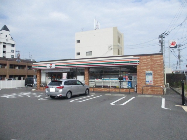 コンビニ　セブンイレブン（コンビニ）まで462m