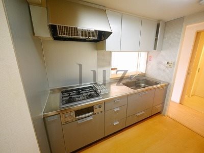 キッチン　3口コンロのシステムキッチン！