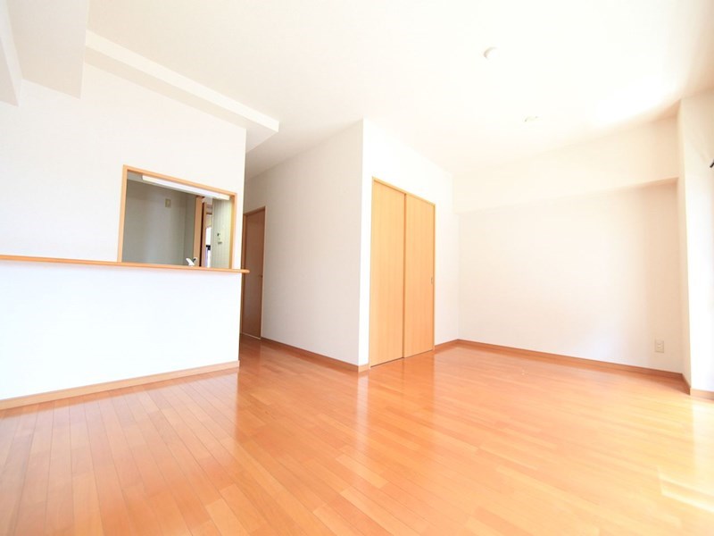 居室・リビング　ＬＤＫ15帖　エアコン付　カウンターキッチン　南面バルコニー