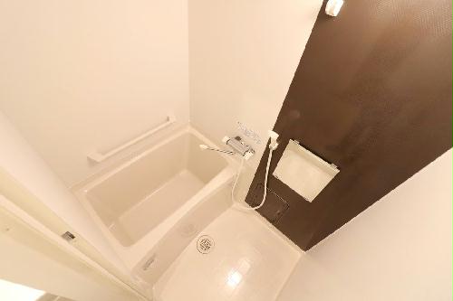 バス・シャワールーム　カラーパネル採用からオシャレな風呂空間を一人で満喫して下さい