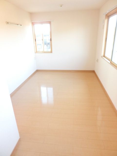 その他部屋・スペース　奥の洋室も解放感ありますね。