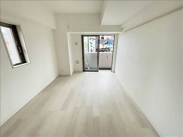 居室・リビング　８．４帖の洋室