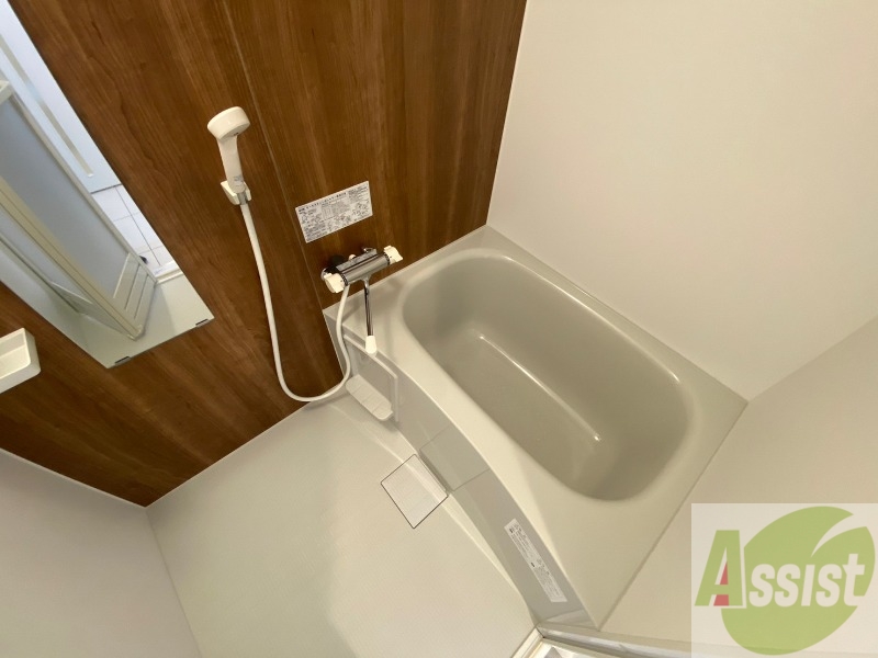 バス・シャワールーム　バスルームはこちらです。広々としてゆったり休めます。