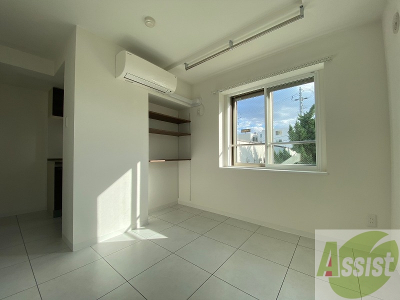 居室・リビング　白さが清潔感を出してくれます。お部屋も明るいですね。