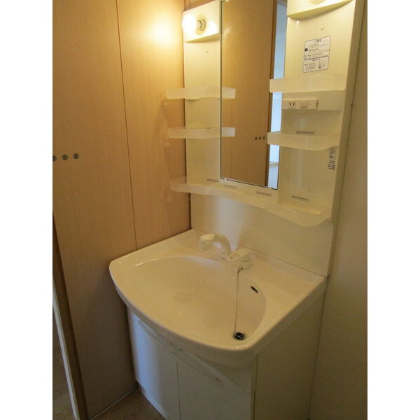 洗面設備　スペースが確保できる洗面所です