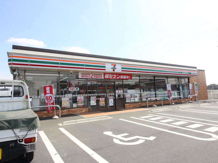 コンビニ　セブンイレブン（コンビニ）まで735m