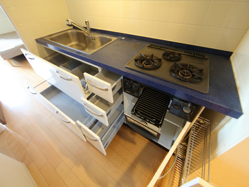 キッチン　システムキッチン（ガス3口・グリル付)冷蔵庫・レンジ等ご用意