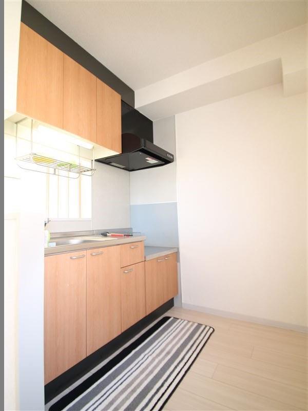 キッチン　背面に窓があり明るいキッチン！