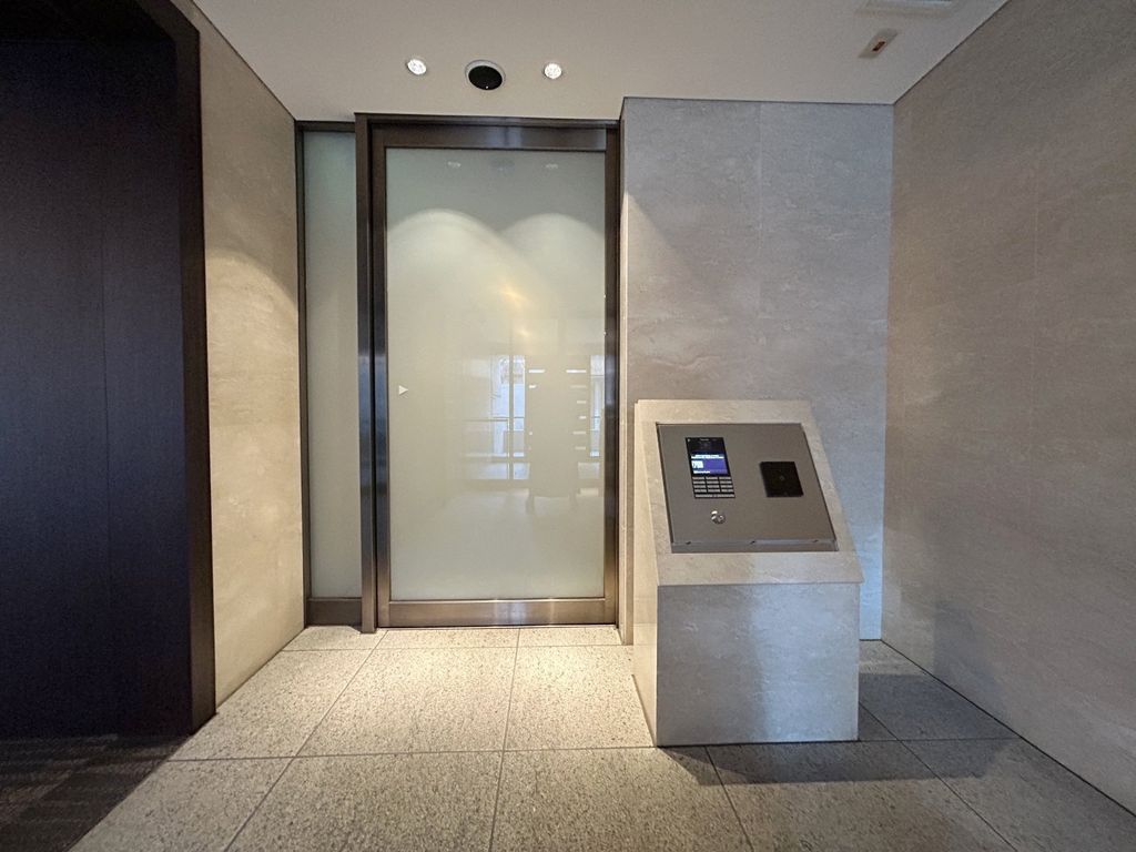 エントランス　ダブルオートロックです