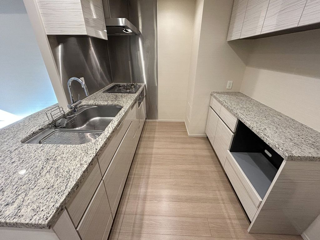 キッチン　カップボード有ります