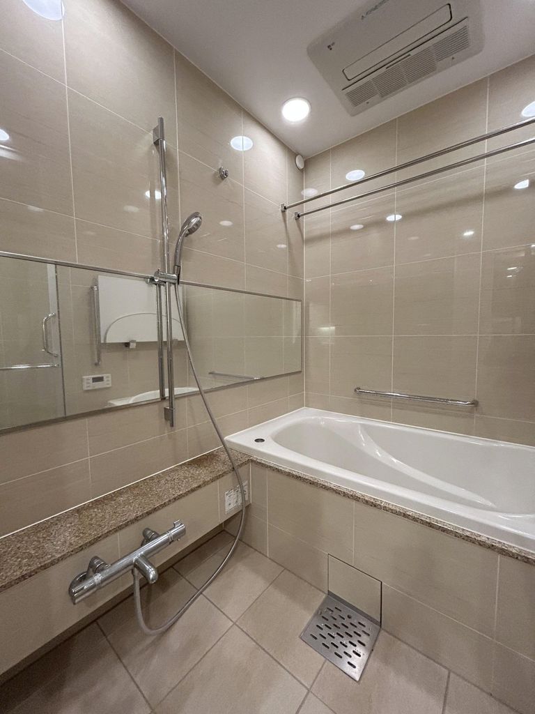 バス・シャワールーム　浴室乾燥機・追い焚き機能ございます