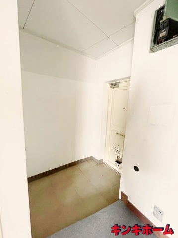 玄関　写真は別のお部屋のものでございます。