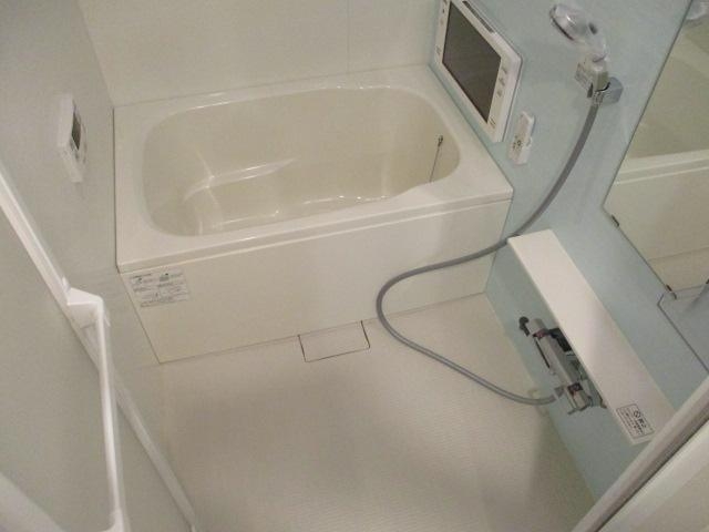 バス・シャワールーム　お風呂も壁一面おしゃれな色に仕上がってます