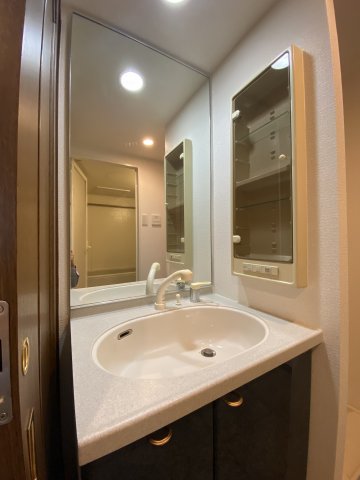 洗面設備　リーガル南船場　きれいな洗面台