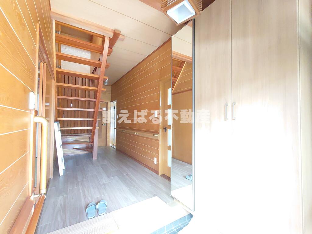 玄関　広い玄関スペース