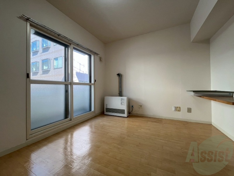 居室・リビング　リビングです。木目のフローリングが落ち着きますね。