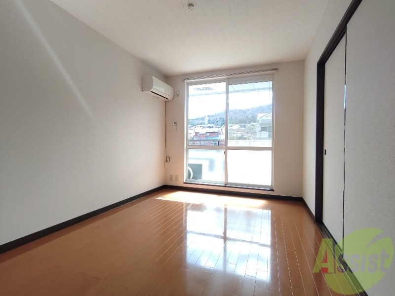 居室・リビング　リビングはこんな感じです。窓が大きくて良く陽が入ってきます。