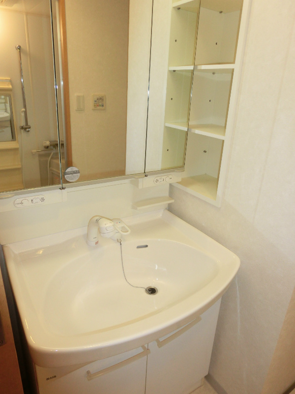 洗面設備　※同マンション別部屋の写真となります。