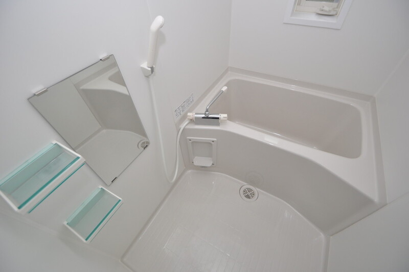 バス・シャワールーム　白いきれいな浴室、肩までしっかり浸かれて疲労もしっかり回復