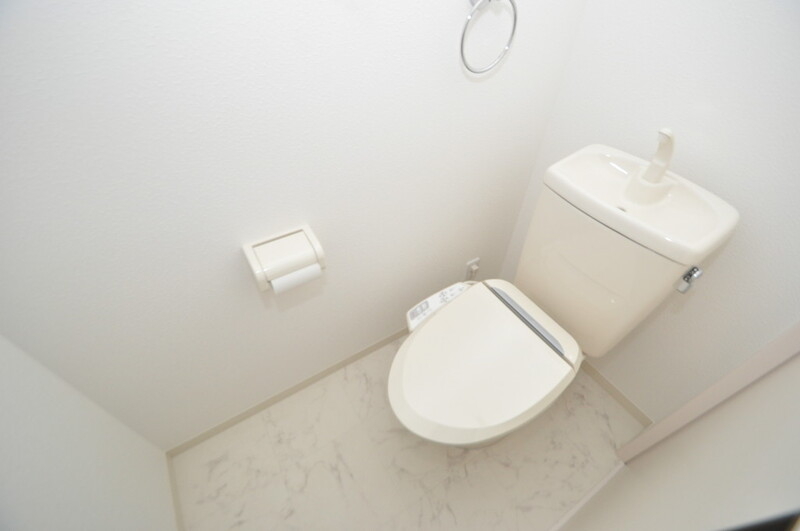 トイレ　白くてピカピカのトイレですね。癒しの空間になりそう。