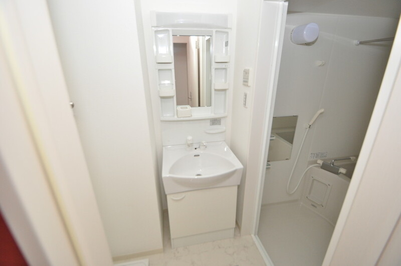 洗面設備　独立した洗面所には洗濯機置場もあり、脱衣場も広めです。